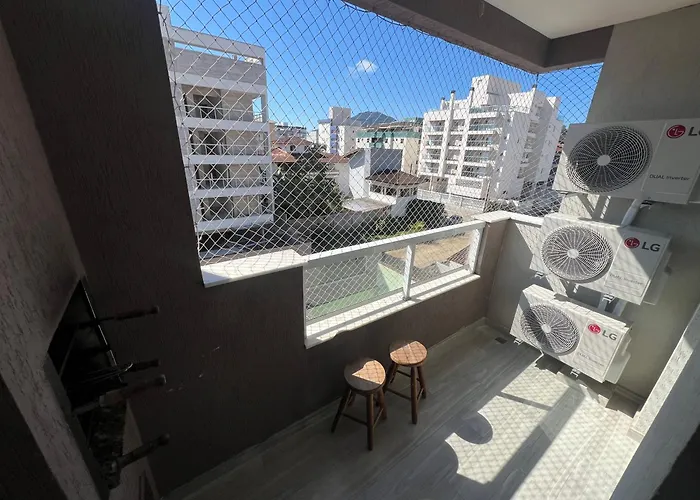 completo, 3 quartos com ar condicionado, churrasqueira na sacada, piscina no cond, ao lado da Praia Grande e na cara do gol para a centralidade comercial turística do itaguá!